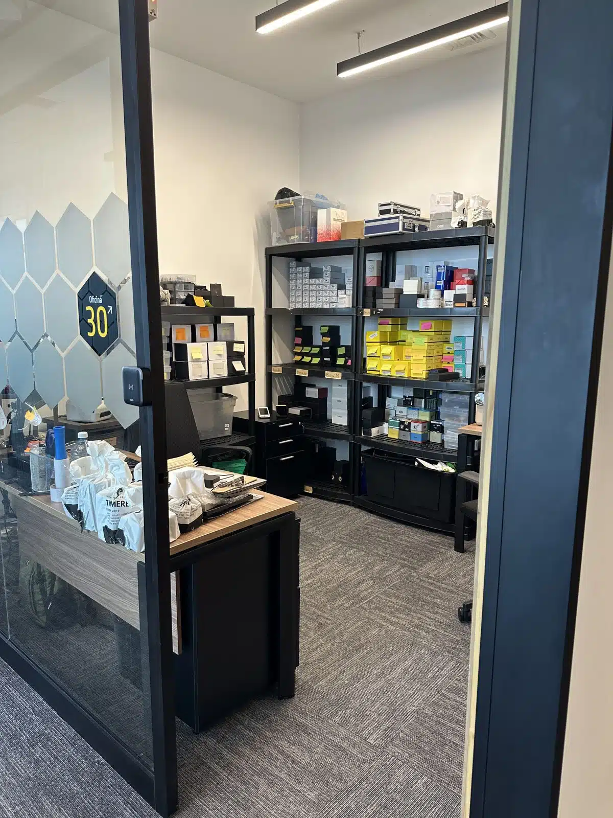 Oficina de TIME Relojes en San Salvador con inventario de relojes originales